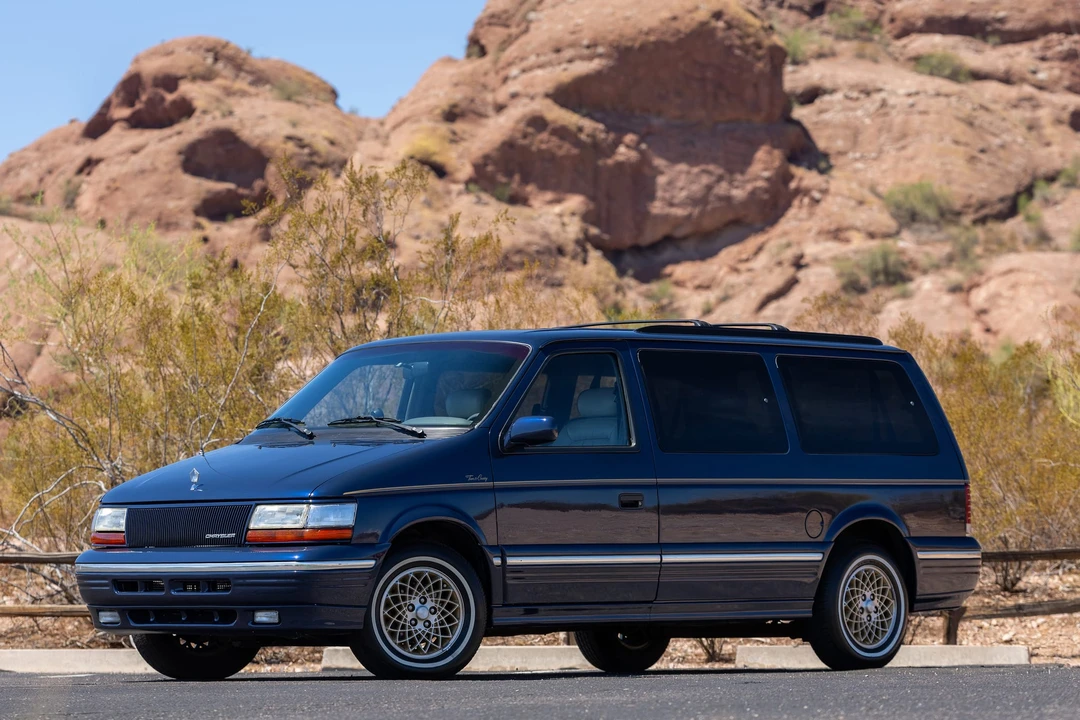 1995 Chrysler Town & Country - Image 9 of 31