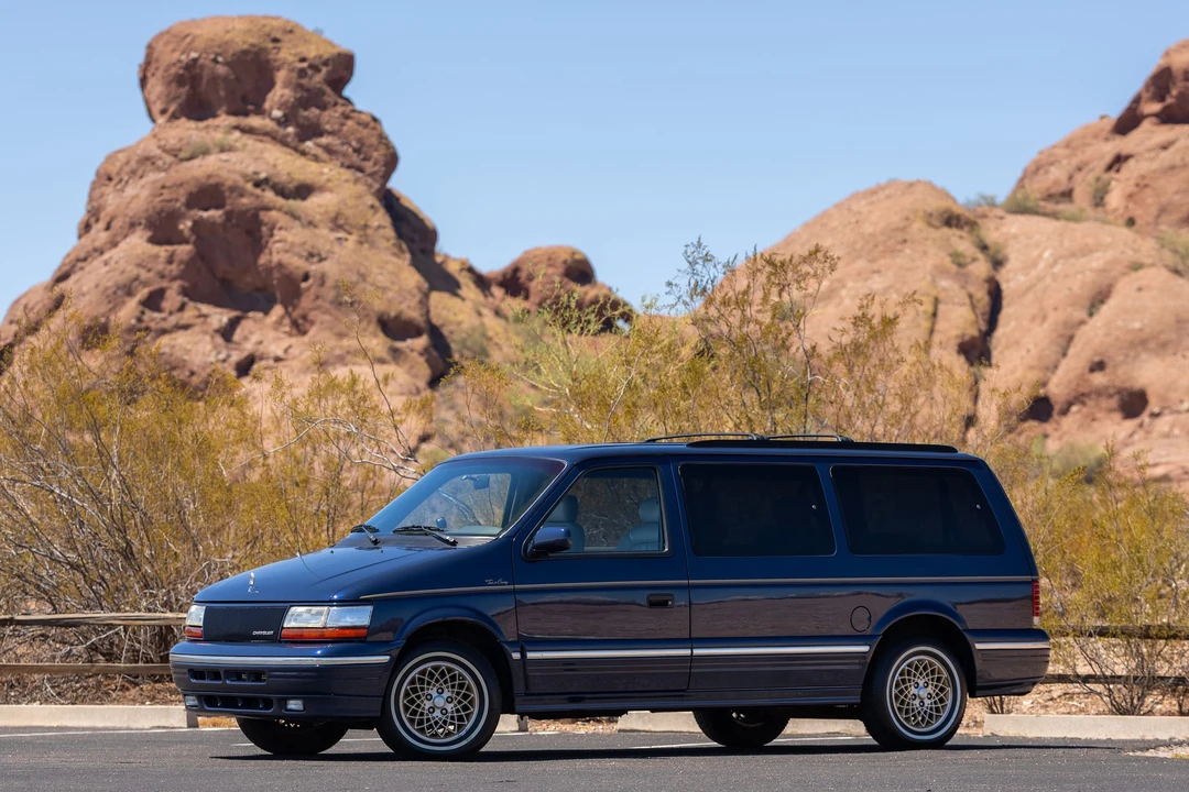 1995 Chrysler Town & Country - Image 11 of 31