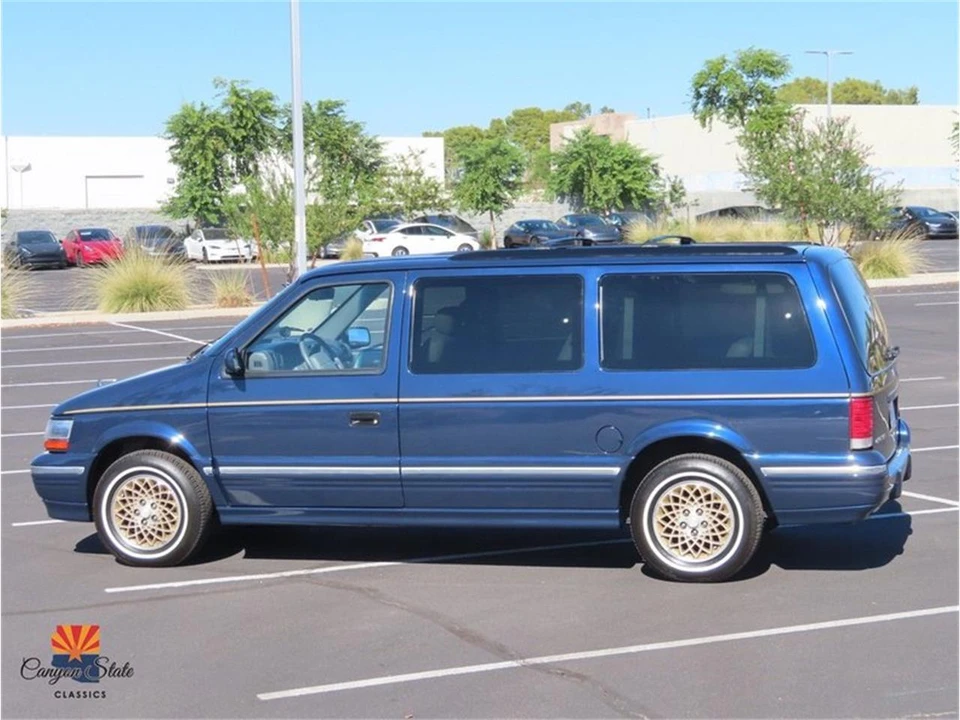 1995 Chrysler Town & Country - Image 11 of 31