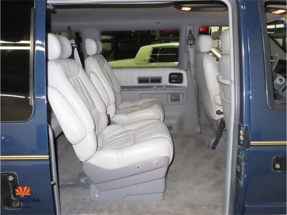 1995 Chrysler Town & Country - Image 7 of 31