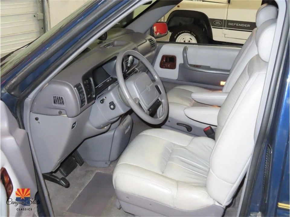 1995 Chrysler Town & Country - Image 3 of 31