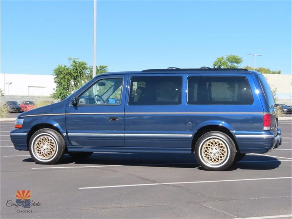 1995 Chrysler Town & Country - Image 12 of 31