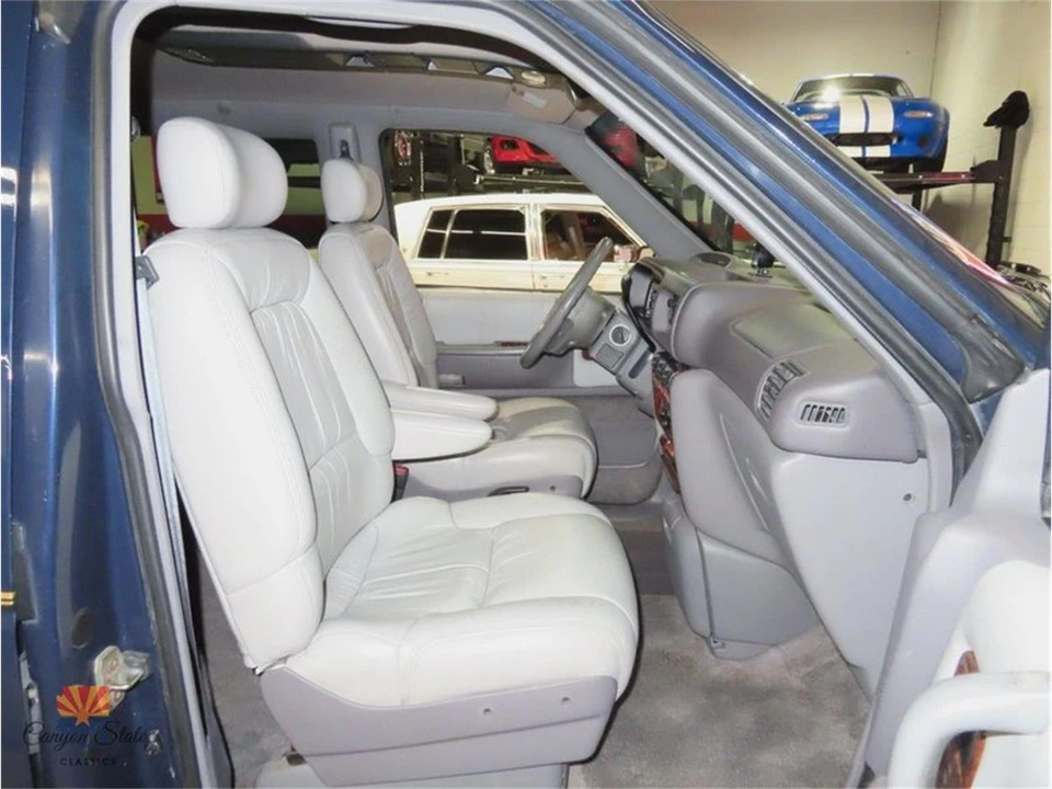 1995 Chrysler Town & Country - Image 8 of 31
