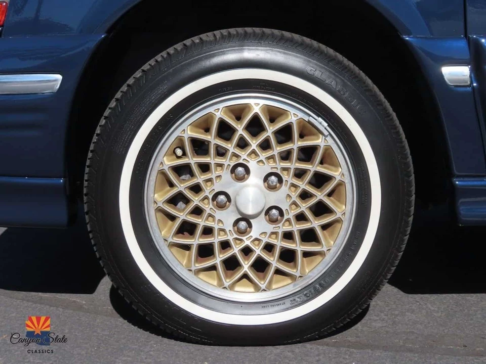 1995 Chrysler Town & Country - Image 11 of 30