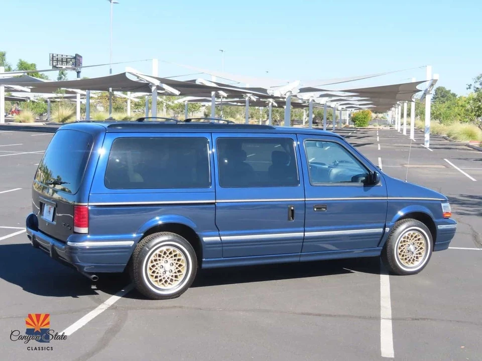 1995 Chrysler Town & Country - Image 3 of 30