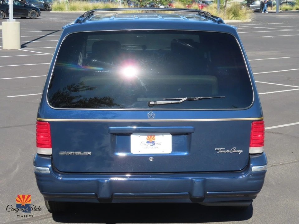 1995 Chrysler Town & Country - Image 8 of 30