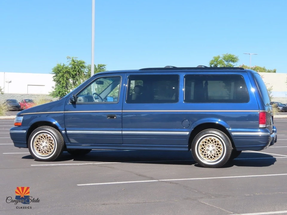 1995 Chrysler Town & Country - Image 4 of 30