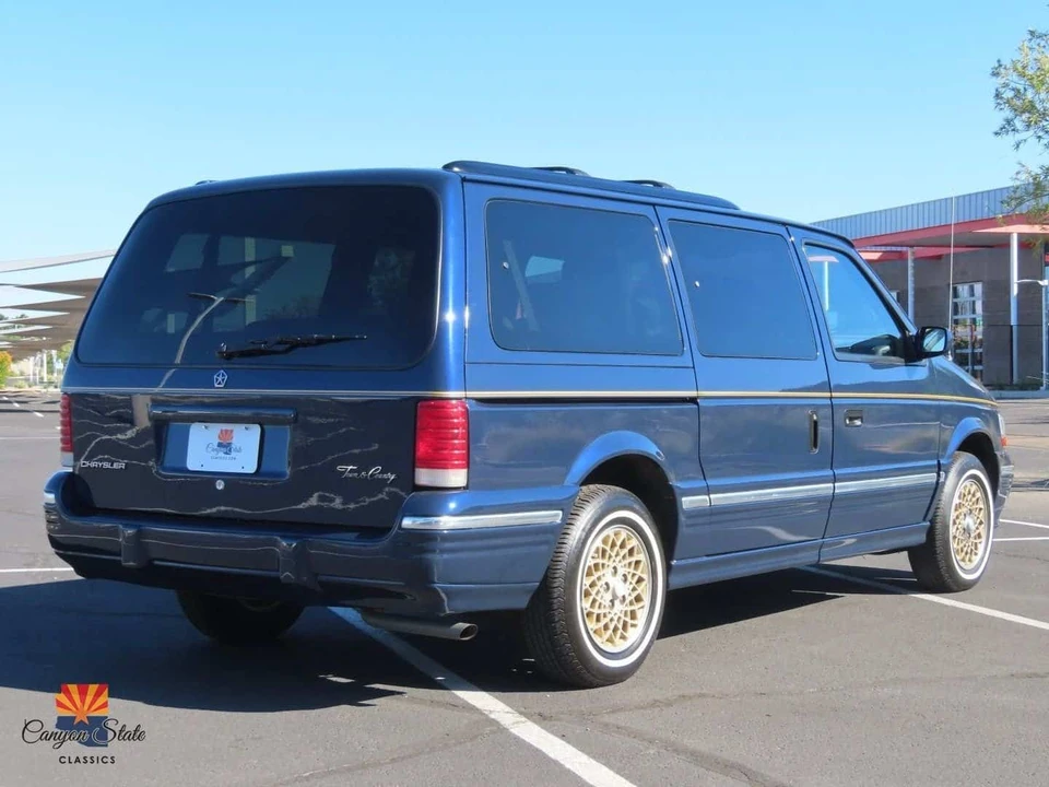 1995 Chrysler Town & Country - Image 7 of 30