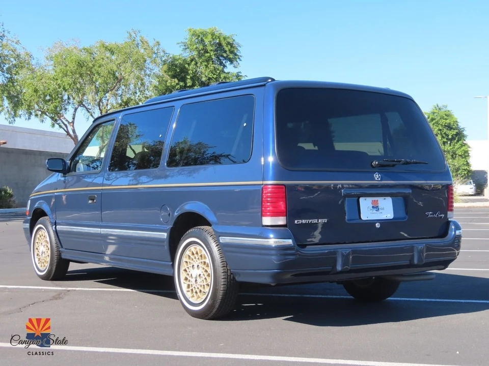 1995 Chrysler Town & Country - Image 6 of 30