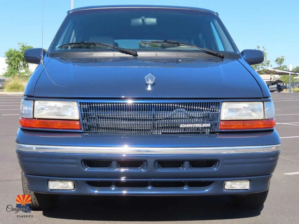 1995 Chrysler Town & Country - Image 2 of 30