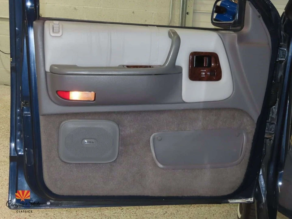 1995 Chrysler Town & Country - Image 17 of 30