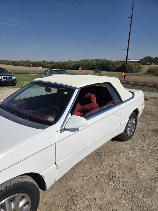 1995 Chrysler LeBaron - Image 18 of 20