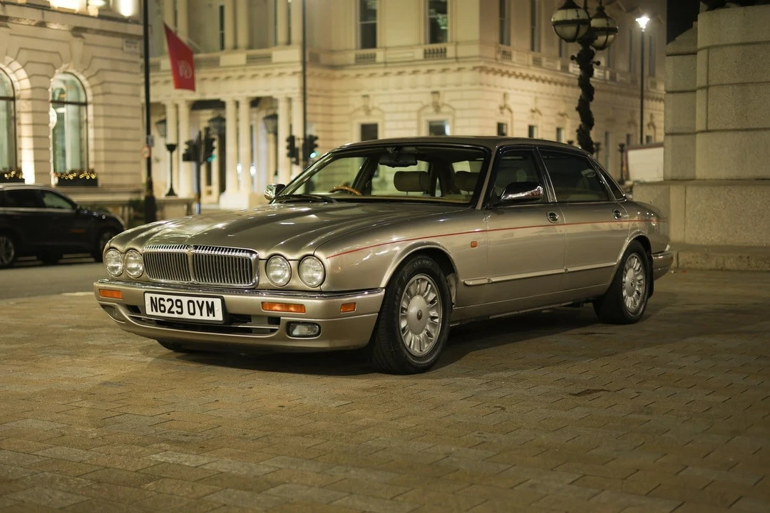 1995 Daimler - Image 2 of 30