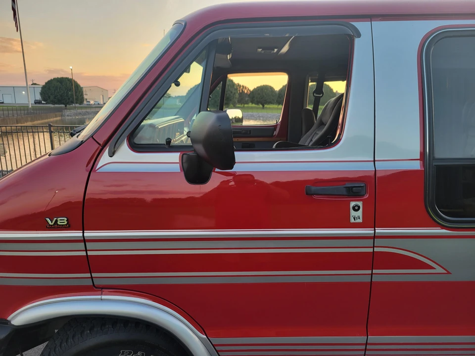 1995 Dodge Ram Van - Image 21 of 31