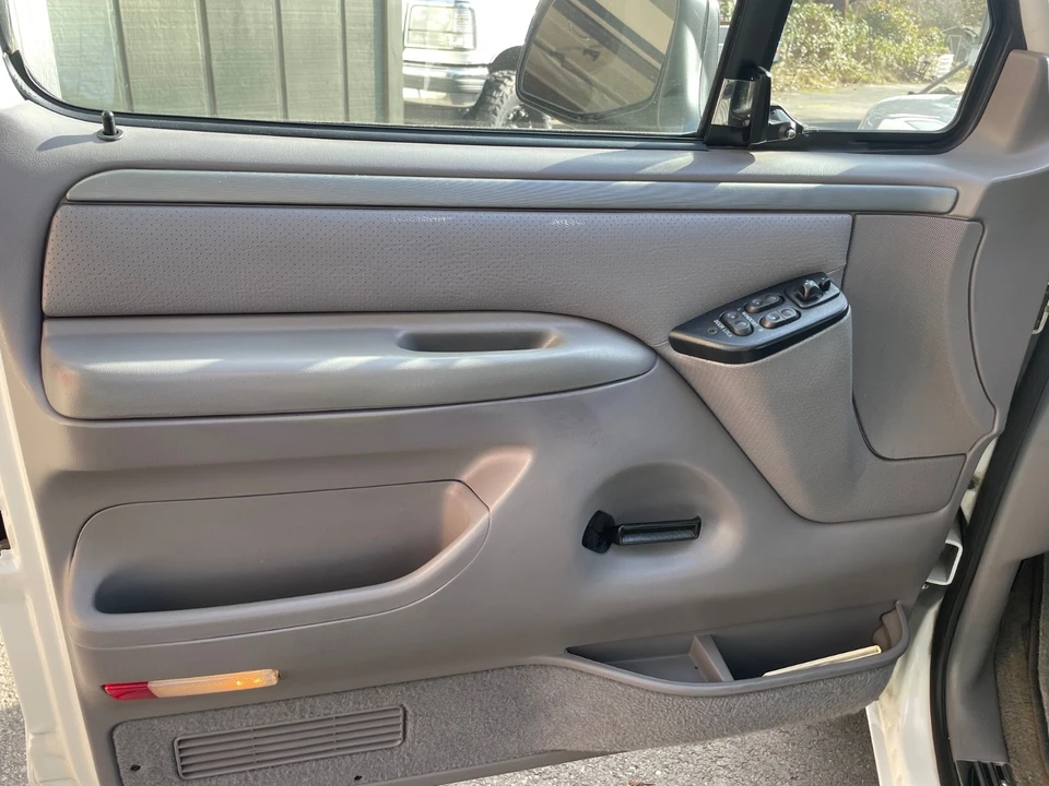 1995 Ford F-150 SVT Lightning 9th Gen - Image 18 of 21