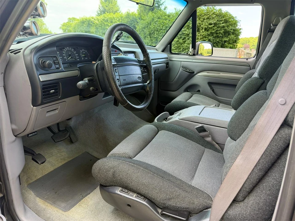 1995 Ford F-150 SVT Lightning 9th Gen - Image 13 of 31