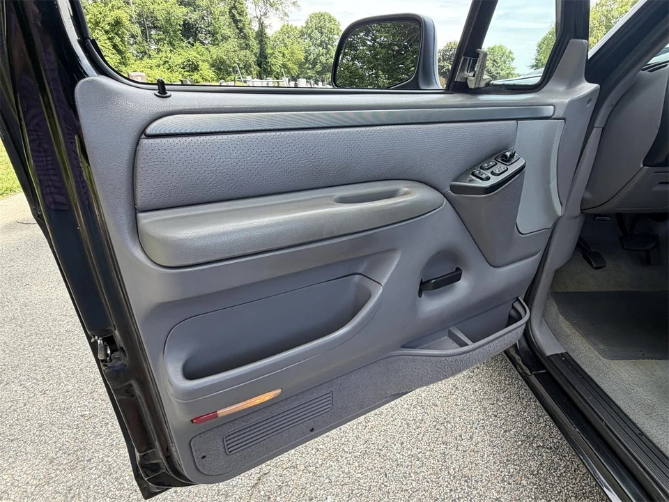 1995 Ford F-150 SVT Lightning 9th Gen - Image 19 of 31