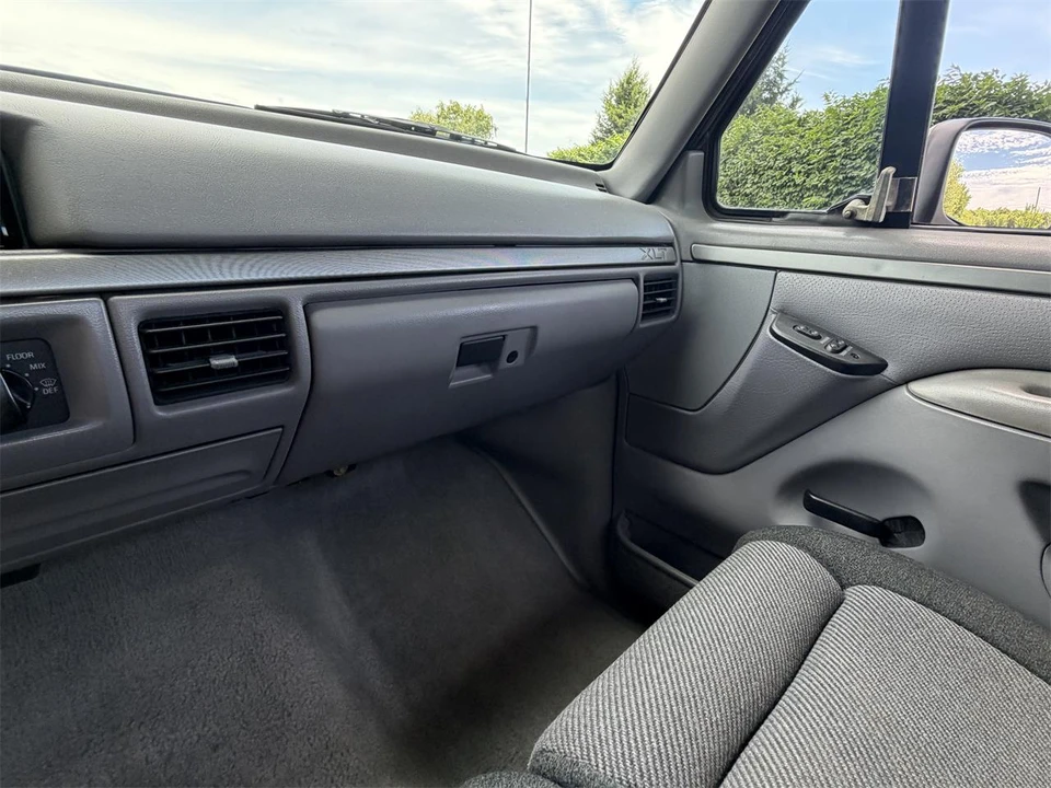 1995 Ford F-150 SVT Lightning 9th Gen - Image 26 of 31