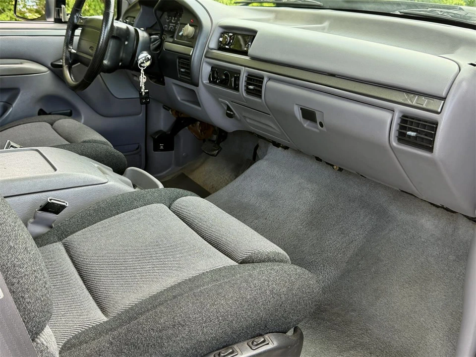 1995 Ford F-150 SVT Lightning 9th Gen - Image 17 of 31