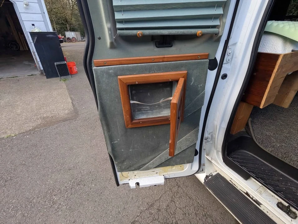 1995 Ford Econoline Van - Image 11 of 17