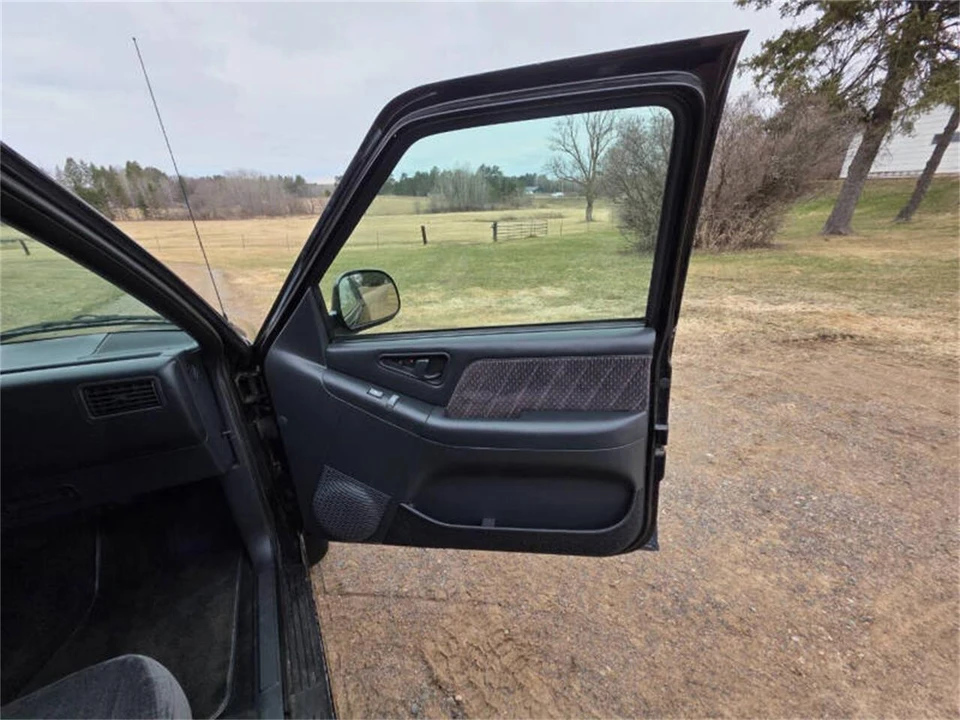 1995 GMC S-15 Jimmy 2nd Gen - Image 18 of 31