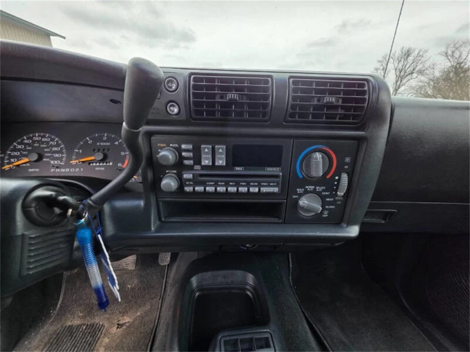 1995 GMC S-15 Jimmy 2nd Gen - Image 30 of 31