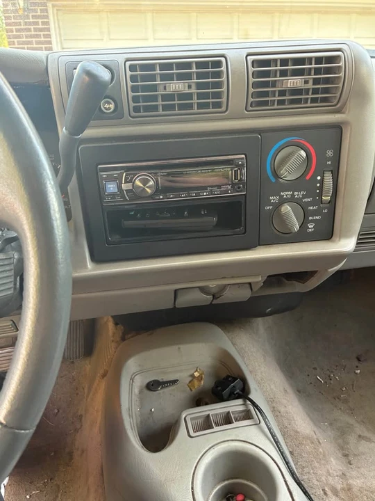 1995 GMC S-15 Jimmy 2nd Gen - Image 12 of 13