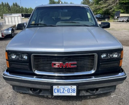 1995 GMC Suburban 8th Gen - Image 2 of 8