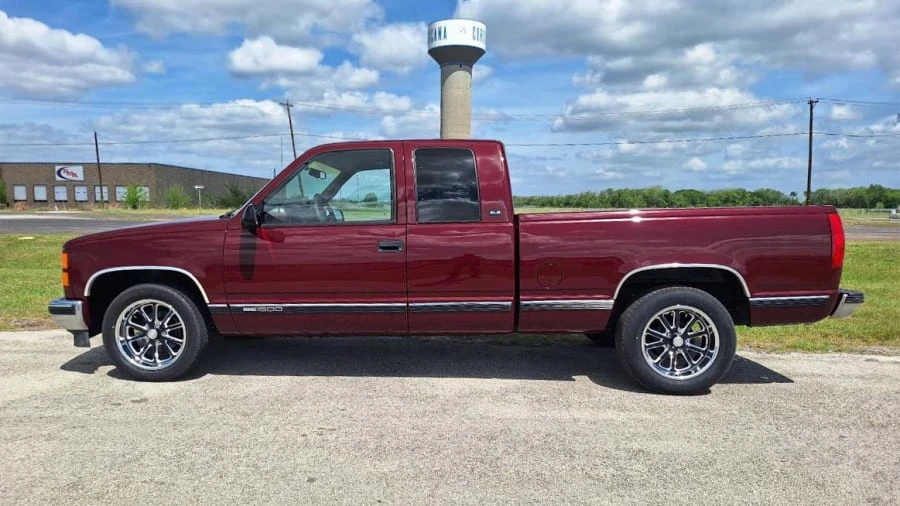 1995 GMC Sierra 1st Gen - Image 2 of 13