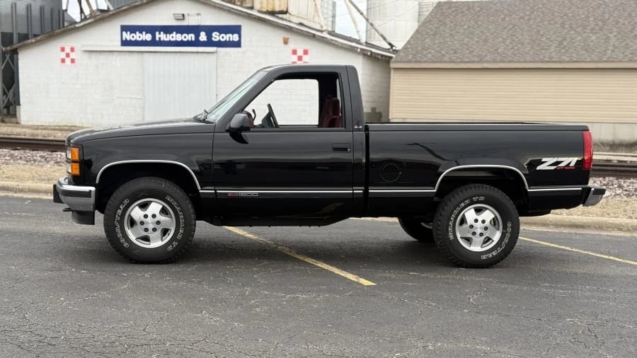 1995 GMC Sierra 1st Gen - Image 2 of 12