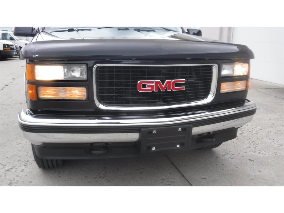 1995 GMC Suburban 8th Gen - Image 4 of 31