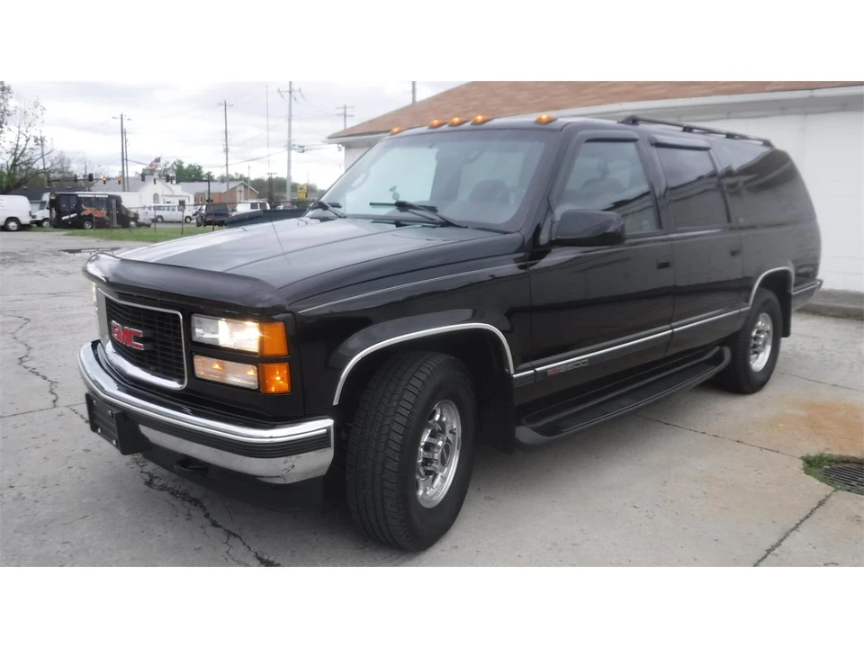 1995 GMC Suburban 8th Gen - Image 3 of 31