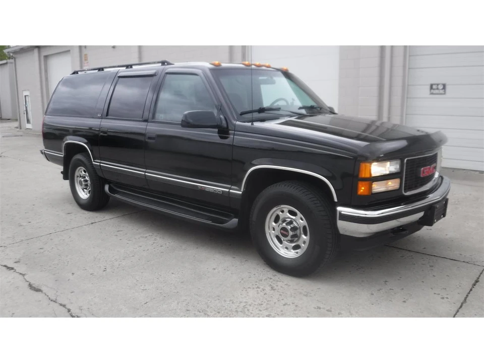 1995 GMC Suburban 8th Gen - Image 2 of 31