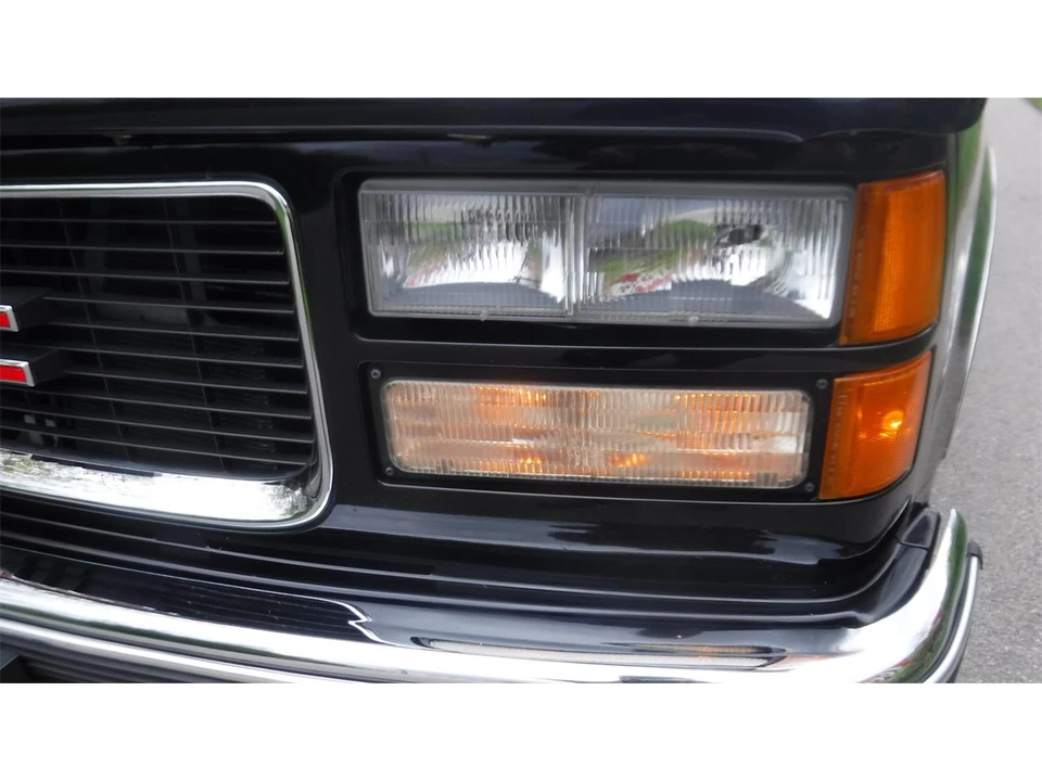 1995 GMC Suburban 8th Gen - Image 7 of 31
