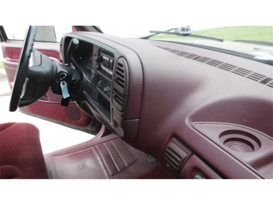 1995 GMC Suburban 8th Gen - Image 7 of 31