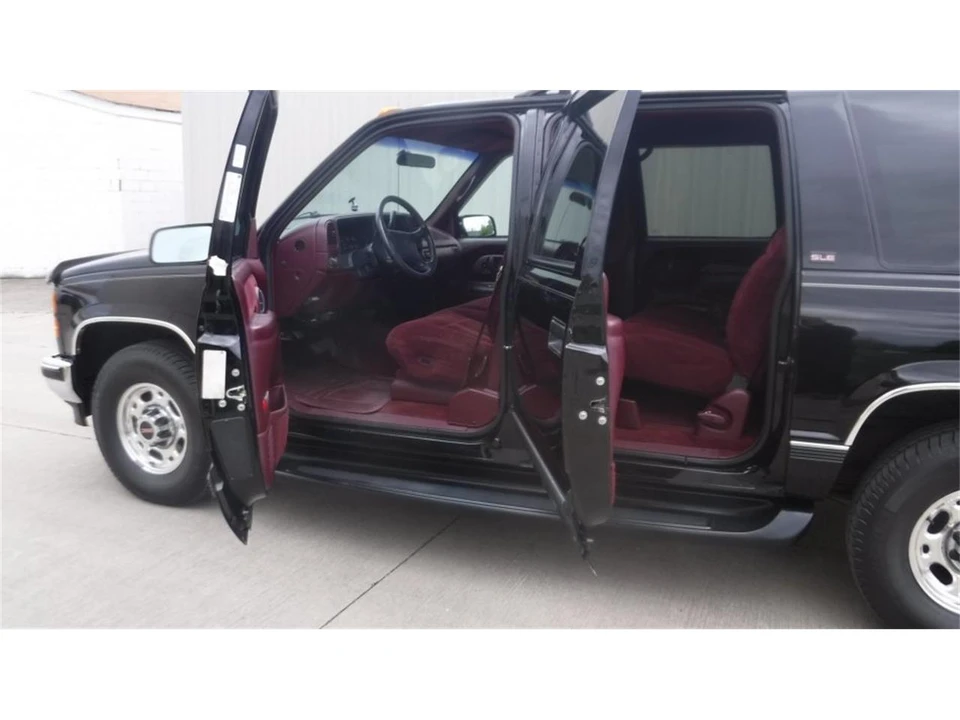 1995 GMC Suburban 8th Gen - Image 10 of 31