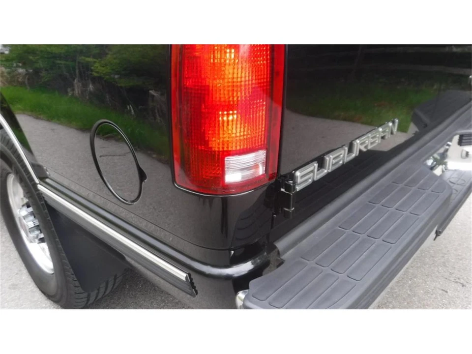 1995 GMC Suburban 8th Gen - Image 16 of 31