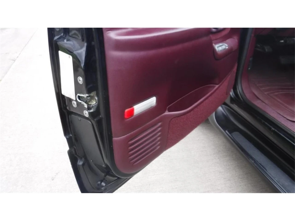 1995 GMC Suburban 8th Gen - Image 27 of 31