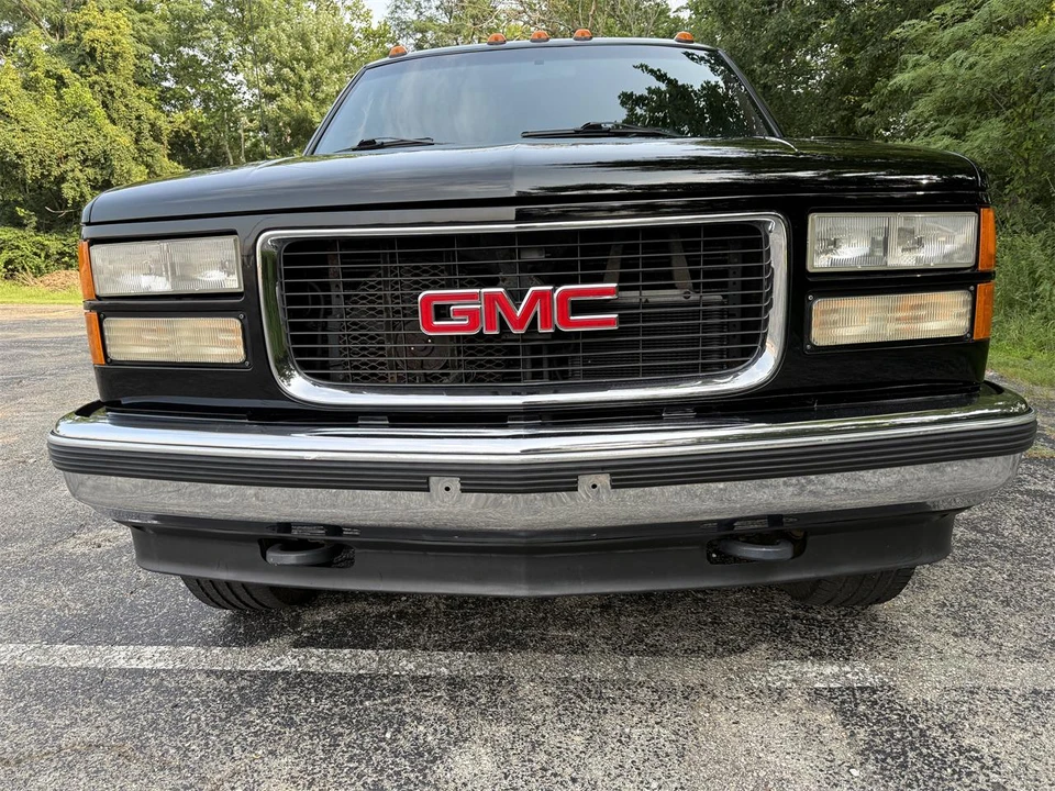 1995 GMC Suburban 8th Gen - Image 2 of 31