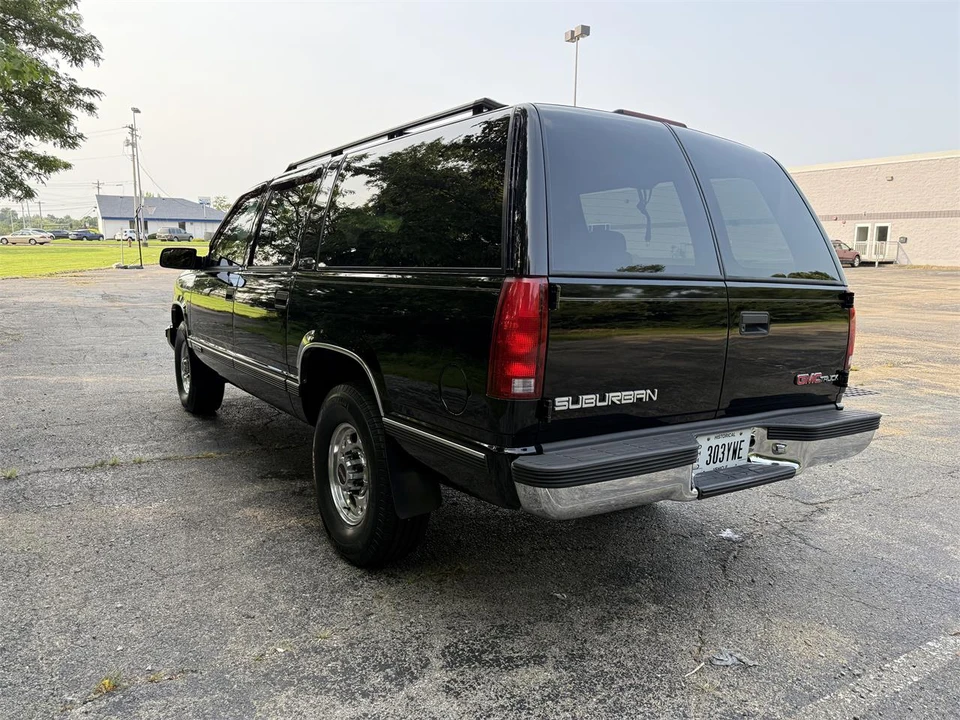1995 GMC Suburban 8th Gen - Image 3 of 31