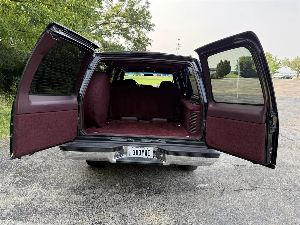 1995 GMC Suburban 8th Gen - Image 7 of 31