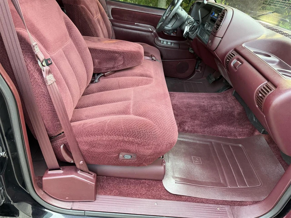 1995 GMC Suburban 8th Gen - Image 8 of 31