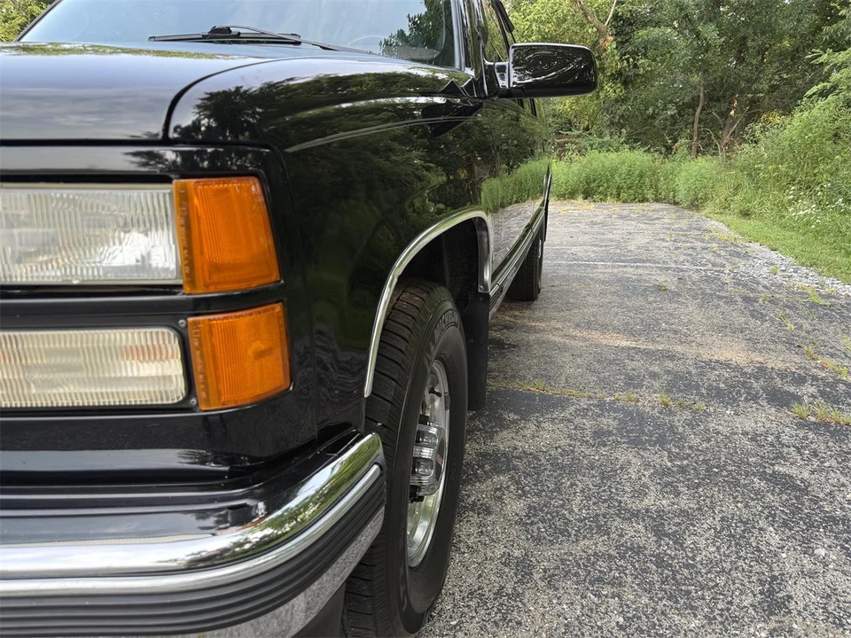 1995 GMC Suburban 8th Gen - Image 13 of 31