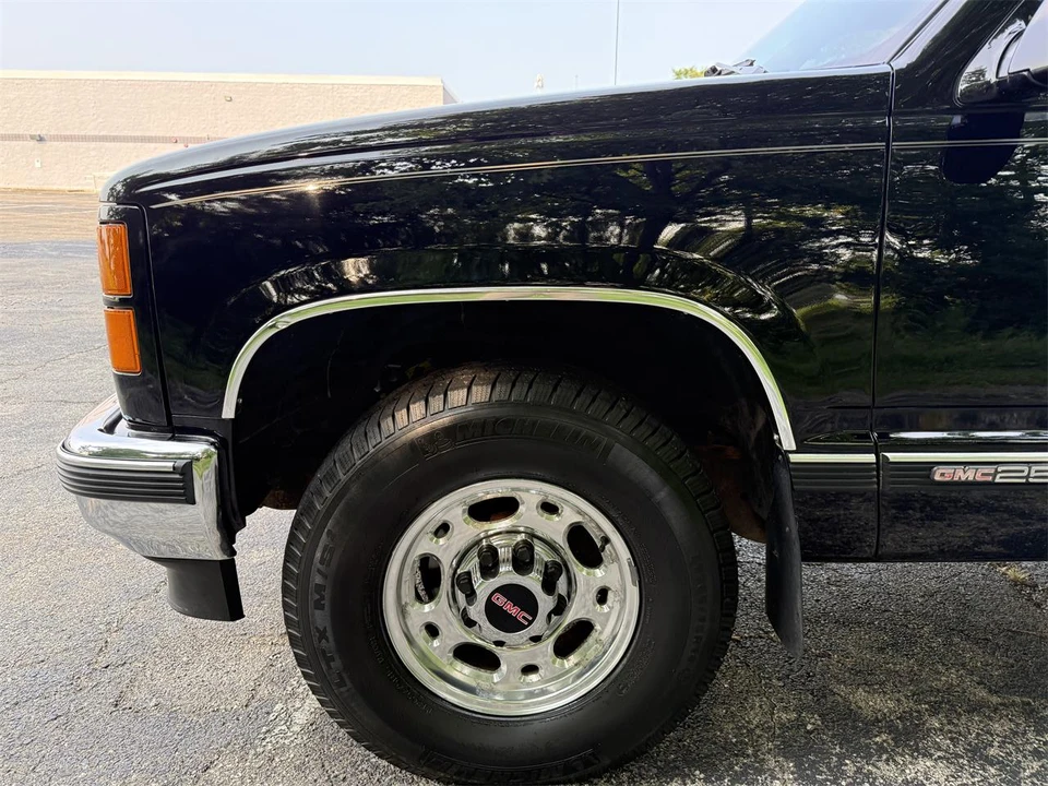 1995 GMC Suburban 8th Gen - Image 14 of 31