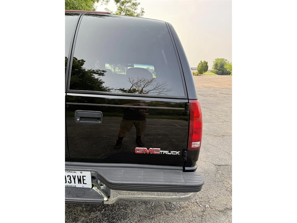 1995 GMC Suburban 8th Gen - Image 24 of 31
