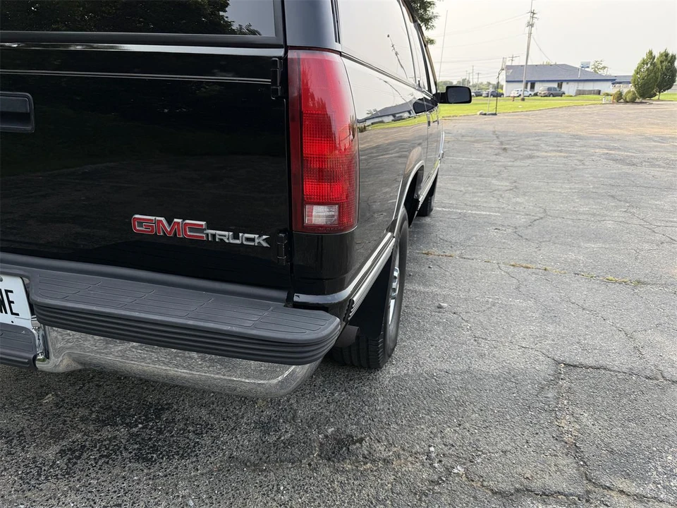1995 GMC Suburban 8th Gen - Image 28 of 31