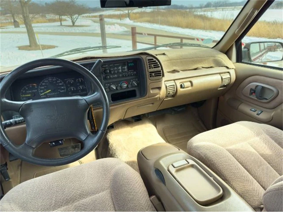 1995 GMC Suburban 8th Gen - Image 7 of 8