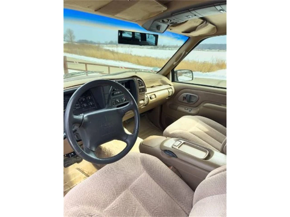 1995 GMC Suburban 8th Gen - Image 6 of 8