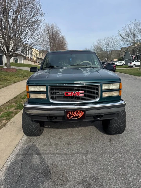 1995 GMC Suburban 8th Gen - Image 2 of 10