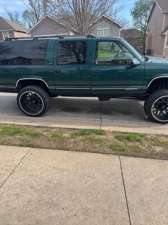 1995 GMC Suburban 8th Gen - Image 3 of 10